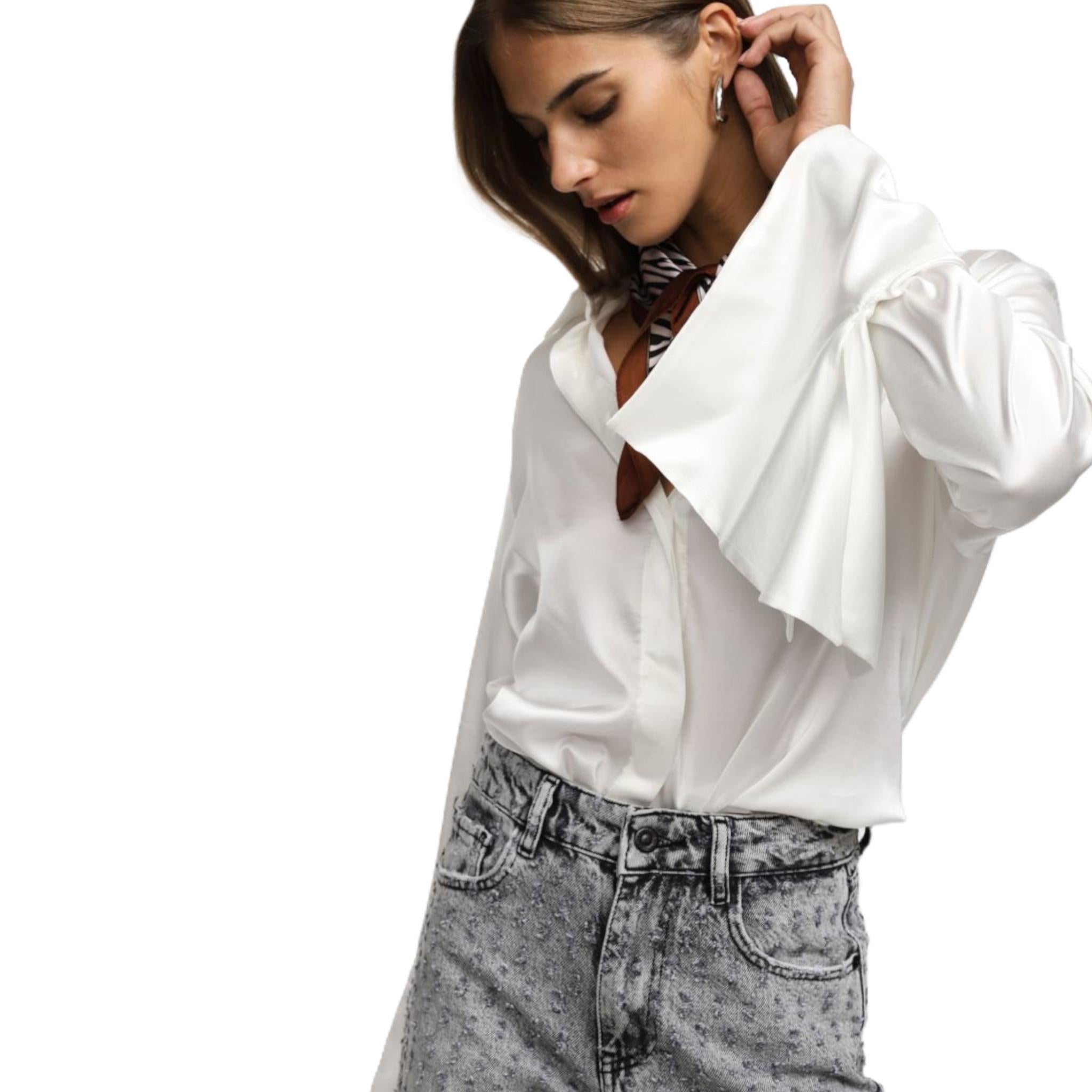 CAMICIA CON MANICHE LUNGHE SVASATE