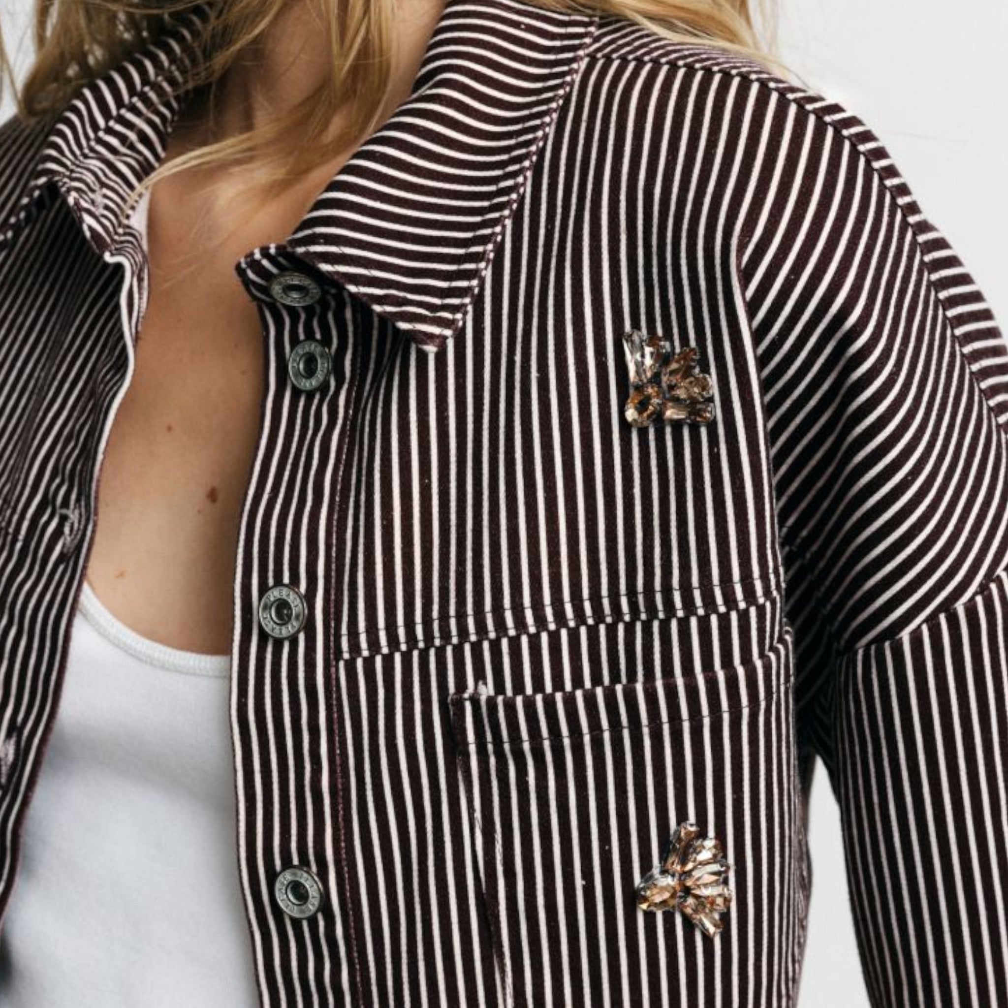 CAMICIA CORTA CON APPLICAZIONI GIOIELLO