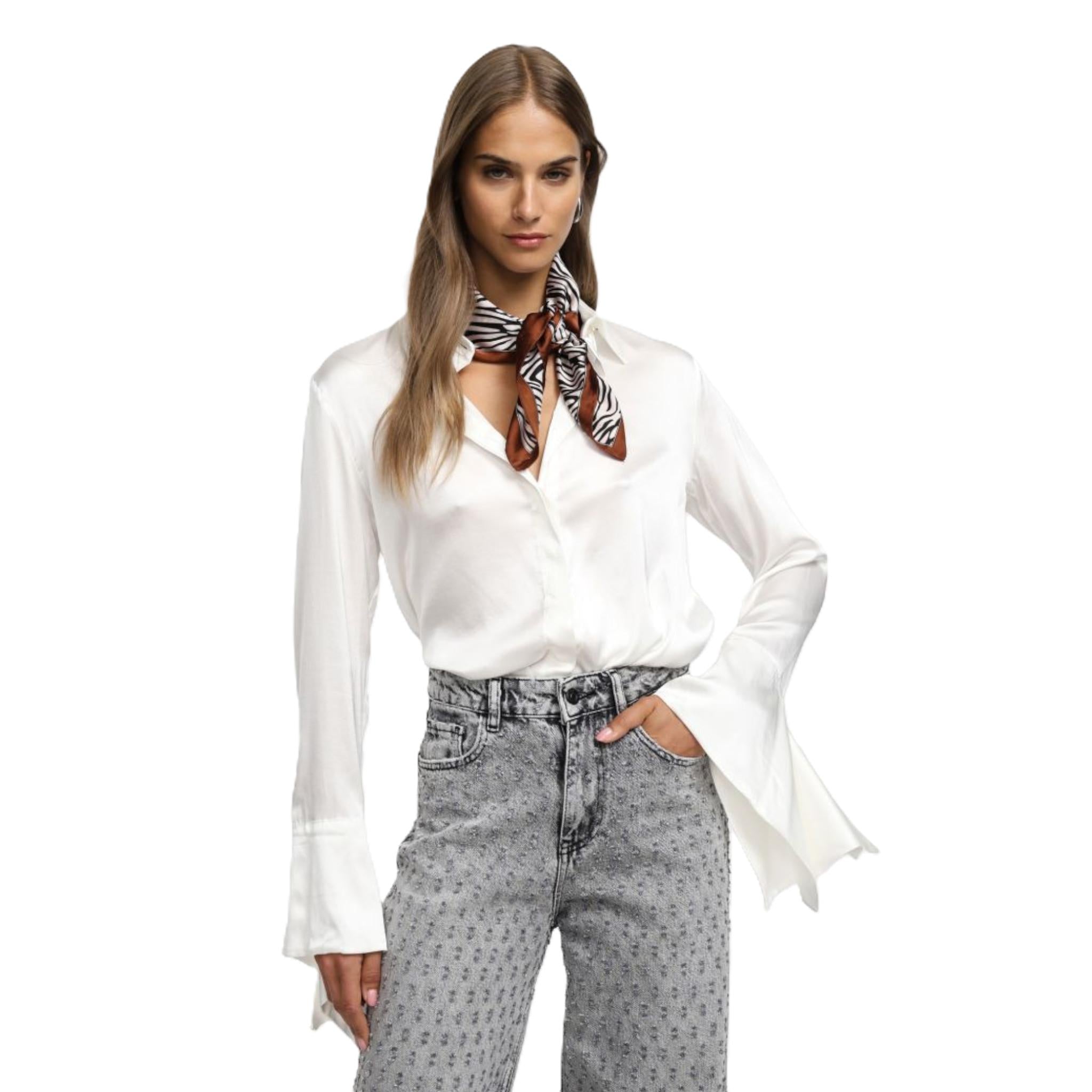 CAMICIA CON MANICHE LUNGHE SVASATE