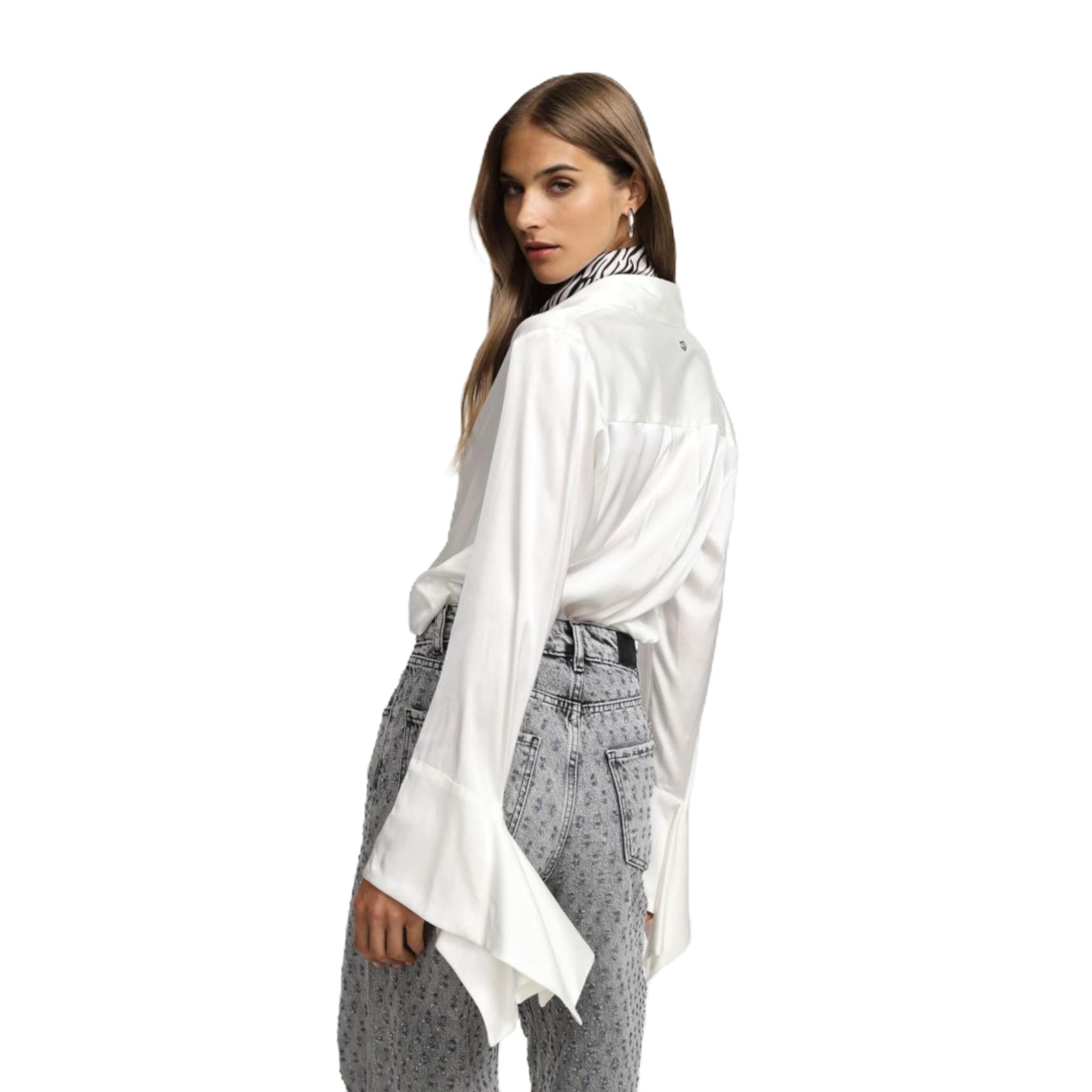 CAMICIA CON MANICHE LUNGHE SVASATE