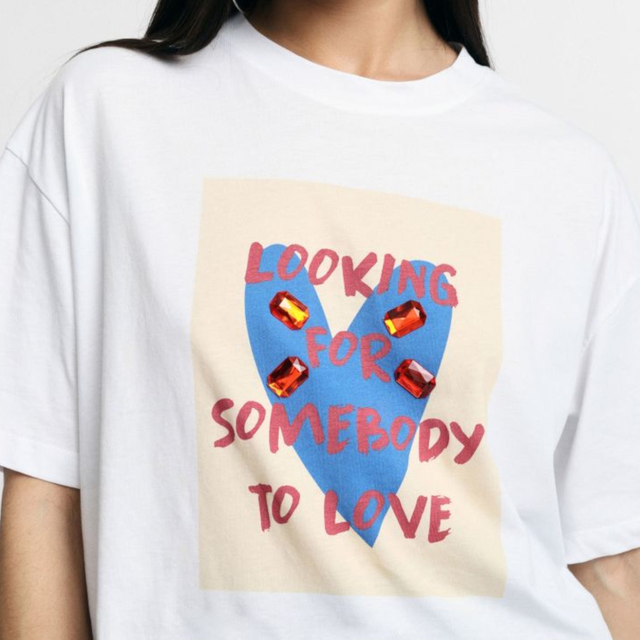 T-SHIRT CON STAMPA E APPLICAZIONI